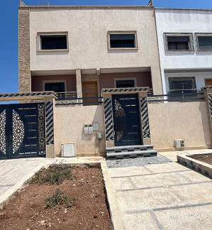 image de propriété - Demi villa duplex avec un vrai dégagement quartier BOSTANE